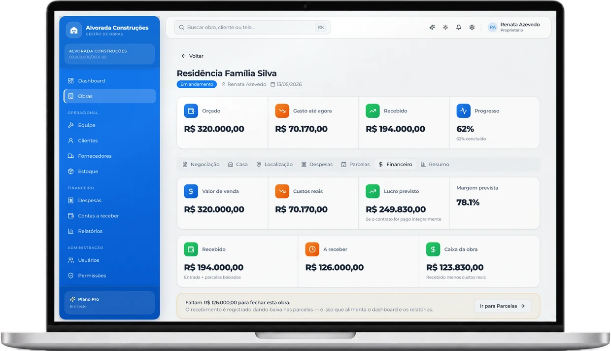 Tela real do ConstruSoft no notebook: financeiro da obra com valor de venda, custos reais, lucro previsto, recebido e caixa da obra